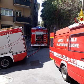 Incendio in un appartamento di via Emery a Genova: abitazione completamente distrutta Incendio in un appartamento di via Emery a Genova: abitazione completamente distrutta