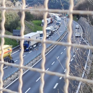 Bus contro un muro sulla A10, incidente a Pietra Ligure: disagi al traffico