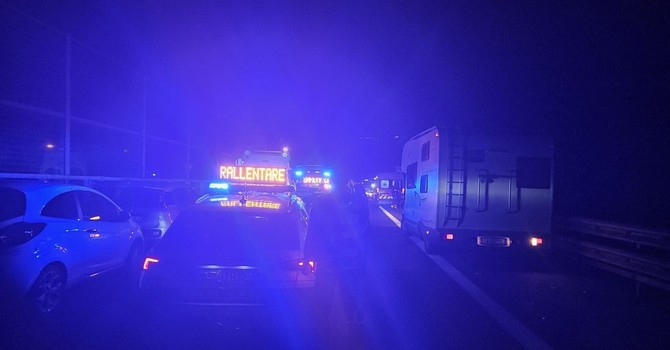 Ancora uno schianto nella notte sulla A12, muore motociclista di 42 anni