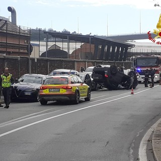 Auto si ribalta davanti ai cancelli della Ansaldo, conducente soccorsa dagli operai