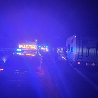 Ancora uno schianto nella notte sulla A12, muore motociclista di 42 anni