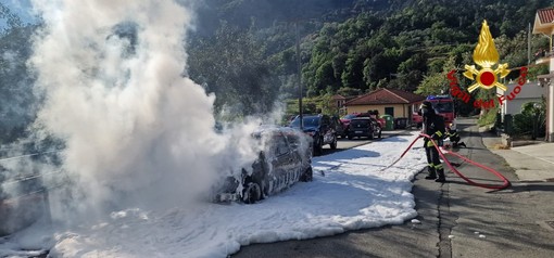 Auto in fiamme a Castiglione Chiavarese, intervengono i Vigili del Fuoco