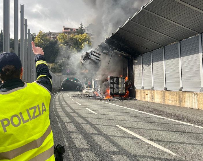 A10, camion in fiamme tra Aeroporto e Pegli: autostrada chiusa fino all'allacciamento con la A7
