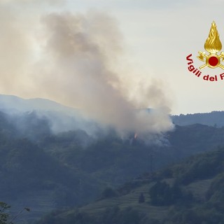 Incendio nei boschi di Campo Ligure, al lavoro anche elicottero e canadair Incendio nei boschi di Campo Ligure, al lavoro anche elicottero e canadair