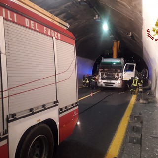 Incidente in autostrada tra Celle e Albisola: coinvolto un mezzo pesante, disagi al traffico