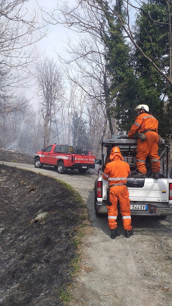 Mele, proseguono le operazioni di spegnimento dell'incendio boschivo