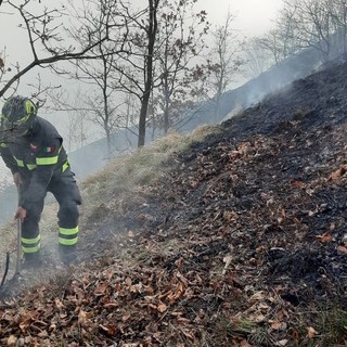 Ancora attivo l'incendio a passo Scoffera, in volo il Canadair