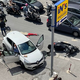 Viene investita da un'auto e resta incastrata: grave una donna di 65 anni