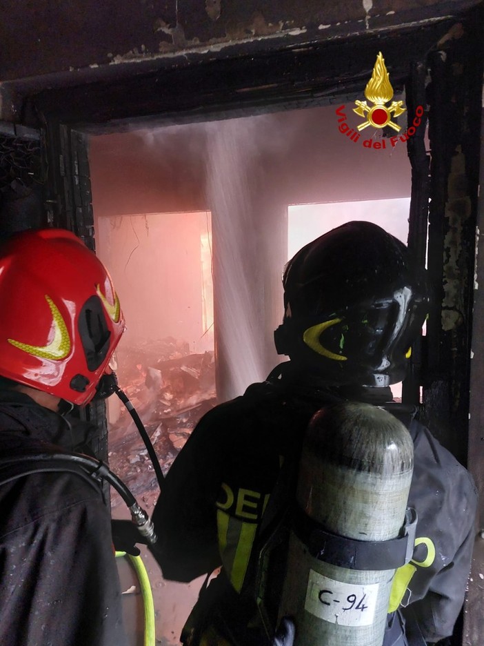 Centro Storico, incendio in un appartamento di via della Maddalena (foto e video)