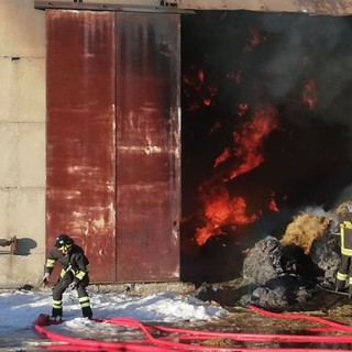Incendio in corso in un fienile a Propata: trenta vigili del fuoco impegnati sul posto