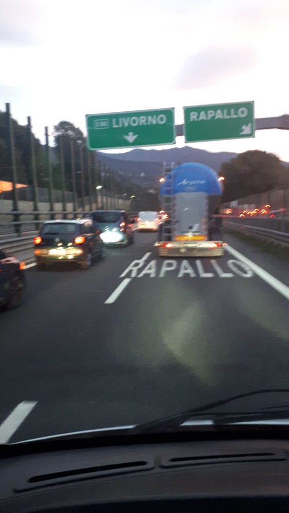 Cisterna sbanda tra Rapallo e Chiavari, A12 chiusa per un'ora
