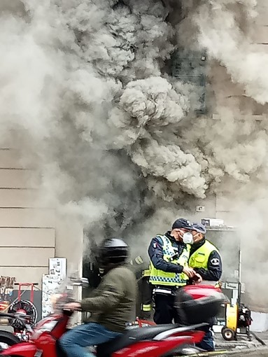Incendio in via Gramsci a fuoco un'attività commerciale, sul posto i vigili del fuoco, chiusa la Sopraelevata (foto e video in diretta)