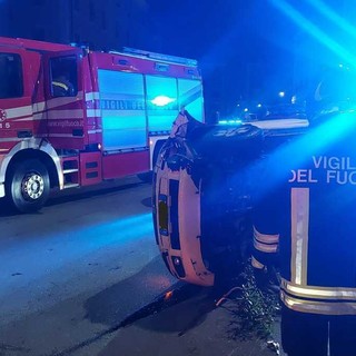 Sestri Ponente, auto si ribalta in via Hermada: due feriti