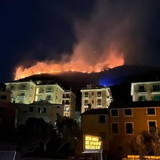 Fiamme in Liguria, nella notte gli incendi sono tornati sotto controllo