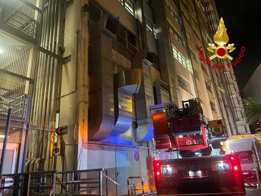 Incendio al San Martino, vigili del fuoco a lavoro tutta la notte, 50 pazienti evacuati (Video) Incendio al San Martino, vigili del fuoco a lavoro tutta la notte, 50 pazienti evacuati (Video)