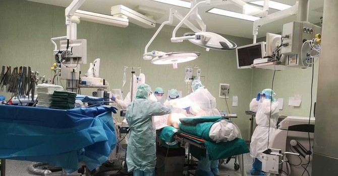 Donna muore durante una biopsia al polmone: indagati primario e specializzando del San Martino Donna muore durante una biopsia al polmone: indagati primario e specializzando del San Martino