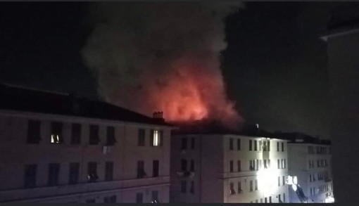 Incendio via Piacenza, concluse le operazioni di spegnimento. Attivata l’Unità di crisi locale e distribuiti pasti caldi Incendio via Piacenza, concluse le operazioni di spegnimento. Attivata l’Unità di crisi locale e distribuiti pasti caldi