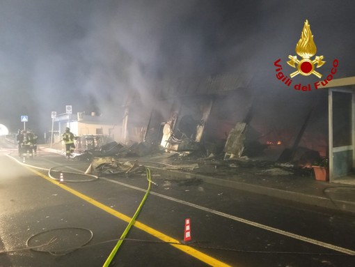 Incendio pizzeria a Vesima, interdetta l'area compresa tra ristorante e stabilimento balneare