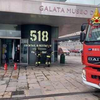 Principio di incendio nel bar del Museo del Mare alla Darsena, sul posto i vigili del fuoco