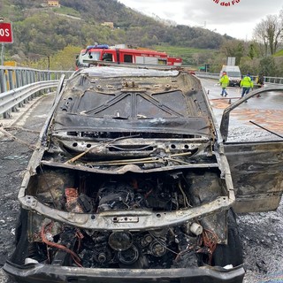 A26, a fuoco un furgone all'altezza di Masone, intervengono i vigili del fuoco