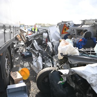 Maxi incidente tra la A26 e la Torino-Piacenza, cinque veicoli coinvolti, traffico in tilt (Foto)