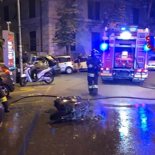 Cadono con il motorino e riprendono la marcia: poco dopo il veicolo prende fuoco