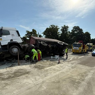 Autostrada A7, camion si ribalta sul viadotto: cinque chilometri di coda tra Vignole Borbera e Serravalle