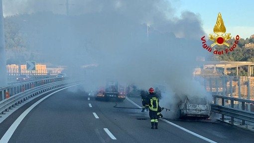 Auto in fiamme sul ponte San Giorgio, una persona ferita