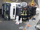A10, tir si ribalta tra Arenzano e Varazze A10, tir si ribalta tra Arenzano e Varazze