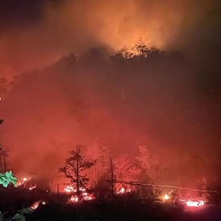 Masone, continuano le operazioni di spegnimento dell'incendio boschivo