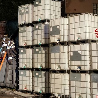 Container di una ditta di trattamento oli a fuoco a Casella, intervento dei Vigili del fuoco di Busalla