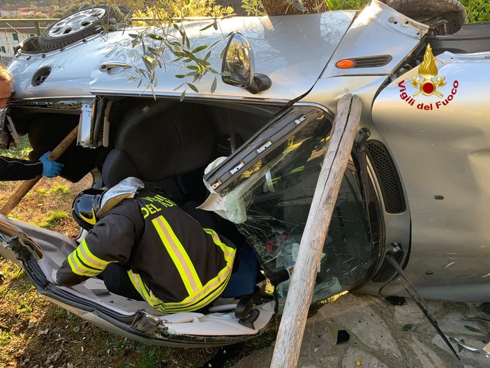 Rapallo: donna perde il controllo dell'auto e finisce in un giardino privato (FOTO)