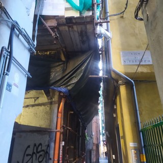 Centro storico, cade da un'impalcatura a cinque metri di altezza, operaio in codice rosso al San Martino