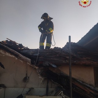 Busalla, a fuoco il tetto di un'abitazione, sul posto i vigili del fuoco (FOTO)
