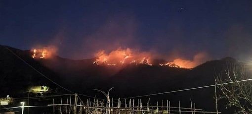 Ancora fiamme sui monti di Genova, da ieri sera brucia il Ramaceto
