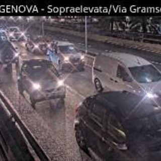 Sopraelevata, scontro tra furgone e scooter: ferito un 33enne