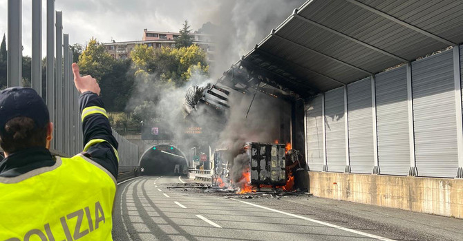 A10, camion in fiamme tra Aeroporto e Pegli: autostrada chiusa fino all'allacciamento con la A7 A10, camion in fiamme tra Aeroporto e Pegli: autostrada chiusa fino all'allacciamento con la A7