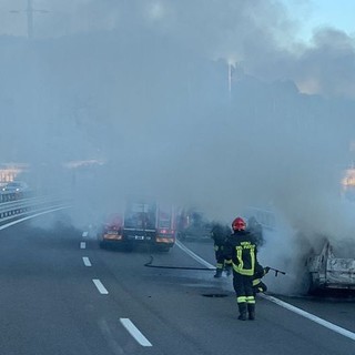 Auto in fiamme sul ponte San Giorgio, una persona ferita