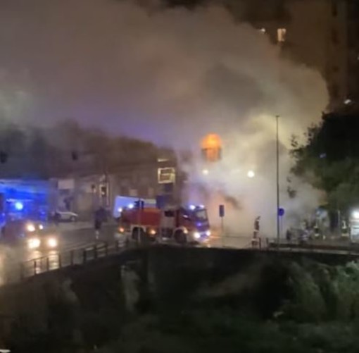 Marassi, a fuoco nella notte il chiosco di fiori in piazza Romagnosi Marassi, a fuoco nella notte il chiosco di fiori in piazza Romagnosi