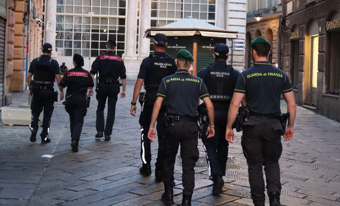 Centro storico, maxi controlli interforze: 157 persone identificate, 10 locali sanzionati e due chiusi Centro storico, maxi controlli interforze: 157 persone identificate, 10 locali sanzionati e due chiusi