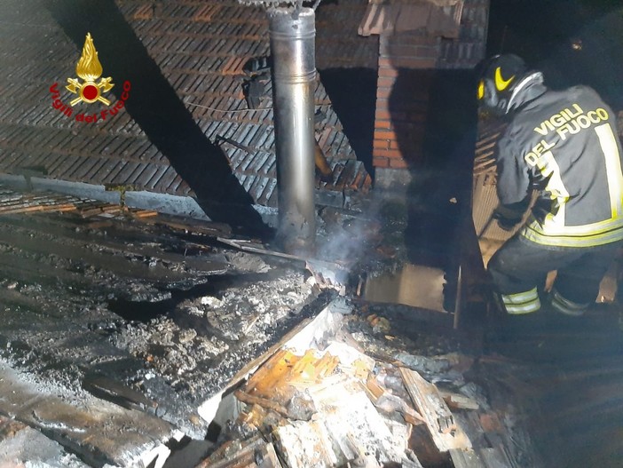 Vallecalda (Ronco Scrivia): incendio su un tetto per surriscaldamento della canna fumaria Vallecalda (Ronco Scrivia): incendio su un tetto per surriscaldamento della canna fumaria