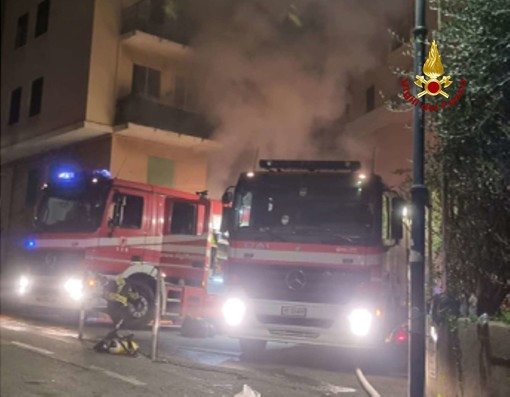 Sturla, incendio in un rimessaggio di moto d'acqua in via Tabarca: evacuati gli abitanti