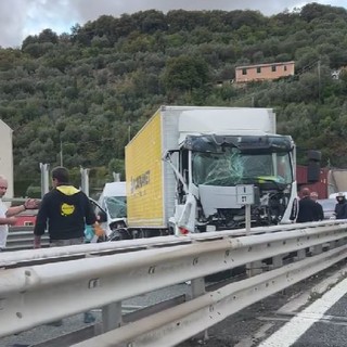 Incidente sulla A12, riaperto il tratto tra Genova est e Genova Nervi: ancora 9 km di coda (Foto e video)