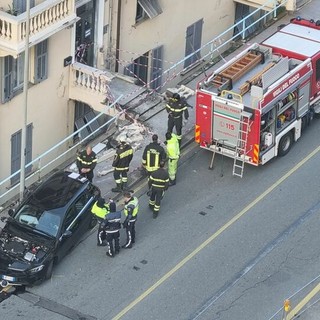 Pegli, auto fuori controllo sfonda un portone: caccia agli occupanti