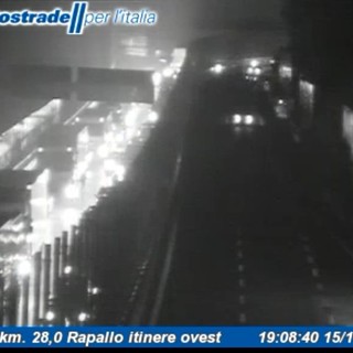 Perde il controllo dell'auto a causa della pioggia, incidente in A12: tre chilometri di coda