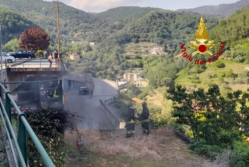 A fuoco un cavo elettrico a Mele, intervento dei vigili del fuoco