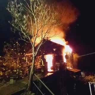 Montoggio, incendio distrugge una casa di due piani, vigili del fuoco al lavoro tutta la notte (FOTO)