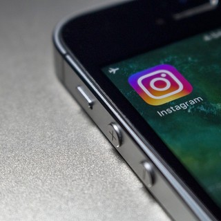 Adesca 15enne su Instagram e la filma per creare video pedopornografici: arrestato cinquantenne