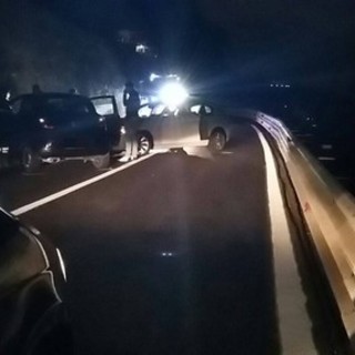 Maxi tamponamento sull'A10 con 4 auto: feriti madre e figlio