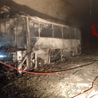 Incendio nella galleria Monte Giugo, la procura indaga i responsabili della ditta costruttrice del pullman